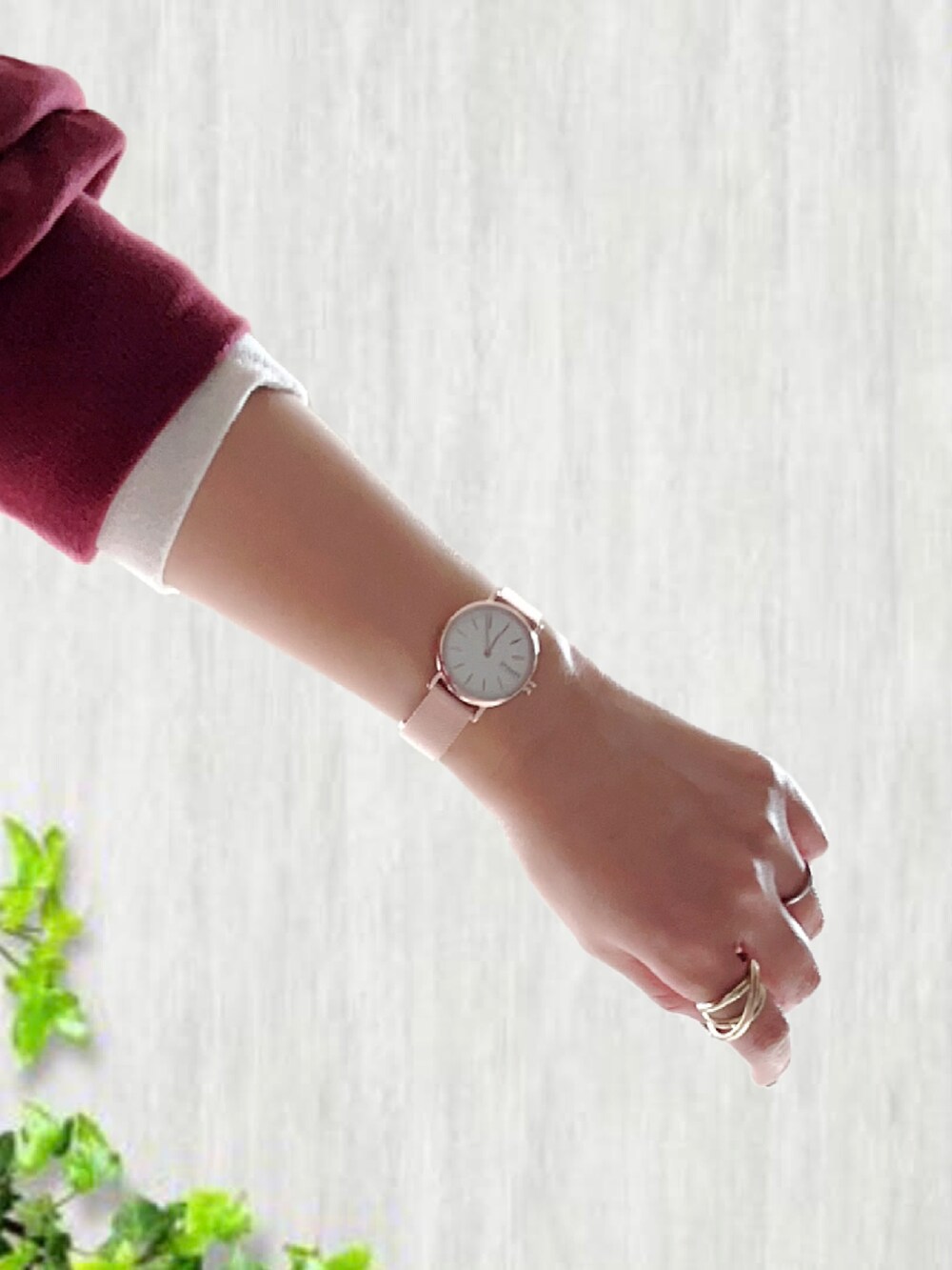 ベージュ系のスカート、レッド系のTシャツ/カットソー、ホワイト系のTシャツ/カットソーを着用したレディースの秋コーディネートの4枚目の写真