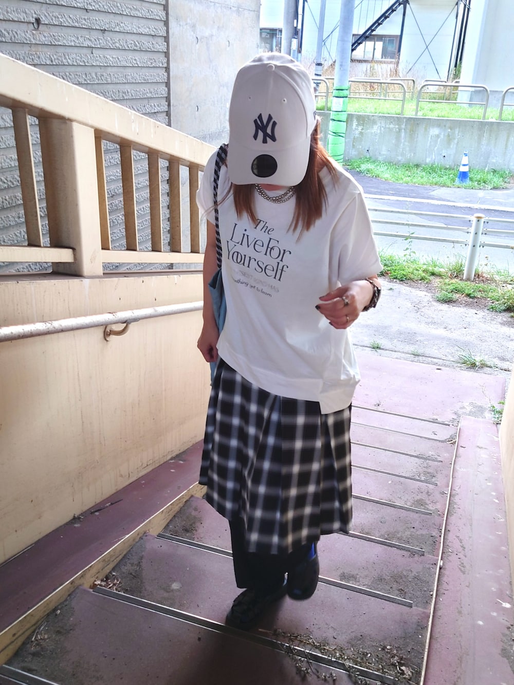 ホワイト系のTシャツ/カットソー、ブラック系のその他パンツ、グレー系のスカートを着用したレディースの夏コーディネートの2枚目の写真