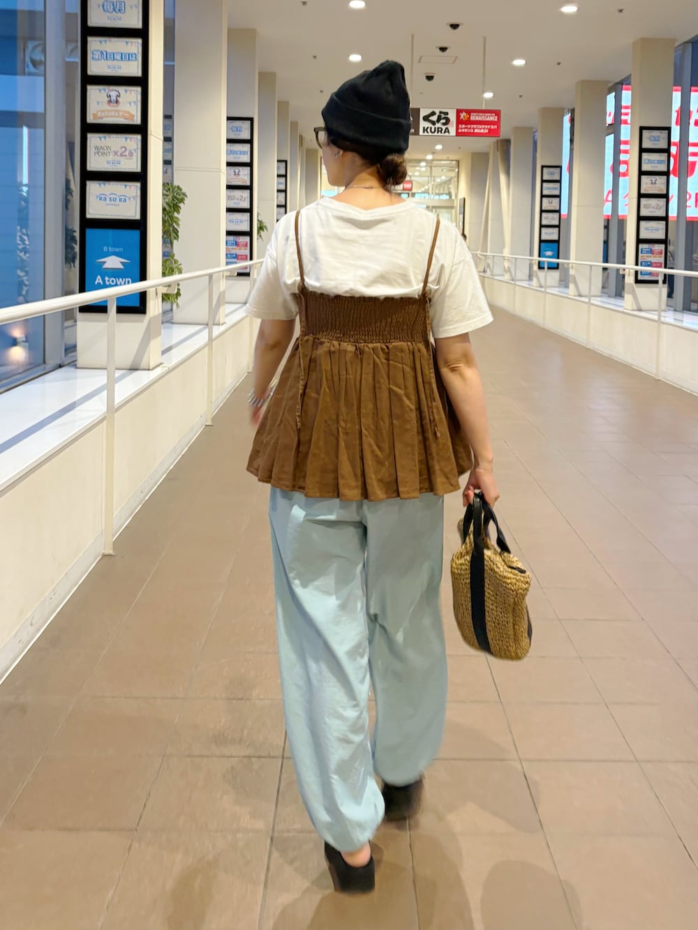 ブルー系のその他パンツ、ブラック系のショルダーバッグ、ブラウン系のキャミソールを着用したレディースの夏コーディネートの3枚目の写真