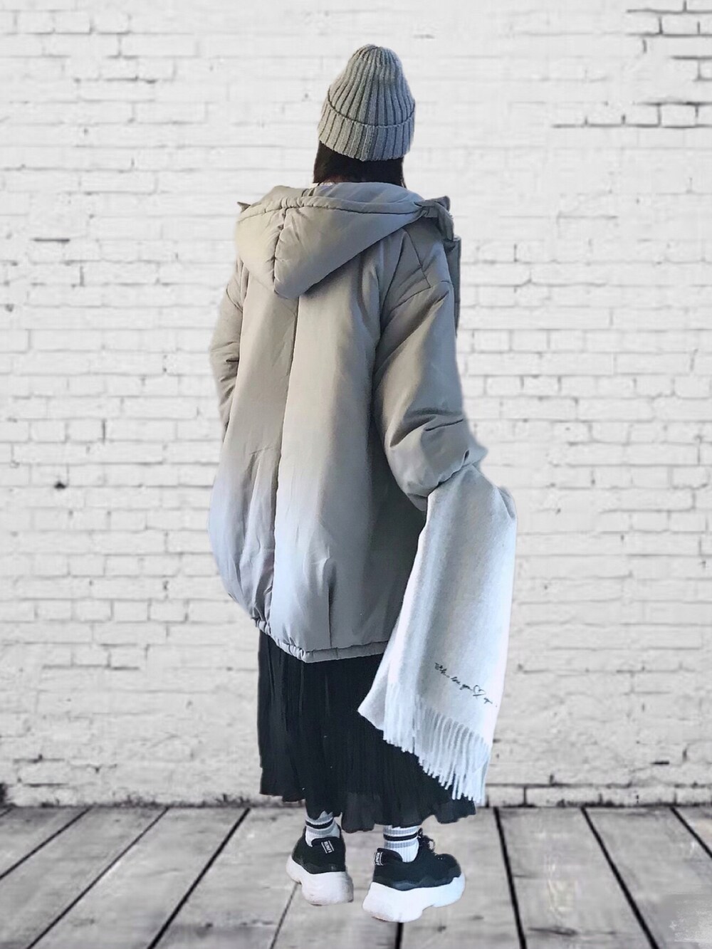 グリーン系のモッズコート、ホワイト系のスウェット、ブラック系のTシャツ/カットソーを着用したレディースの秋コーディネートの4枚目の写真