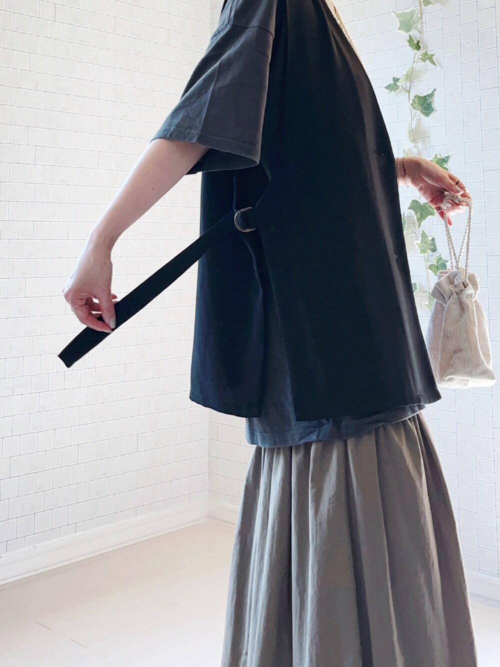 「春夏コーデ、シンプルコーデ、レイヤードスタイル、お出かけコーデ、サンダル、メガネ女子、プチプラ、休日スタイル、韓国ファッション、きれいめカジュアル、デートコーデ、モノトーン、ショルダーバッグ」|「ikkaのノーカラーサイドスリットジレ(ベスト、ブラック系)」を使った、UMiSatoさん(レディース・163cm)の春コーディネートの5枚目の写真
