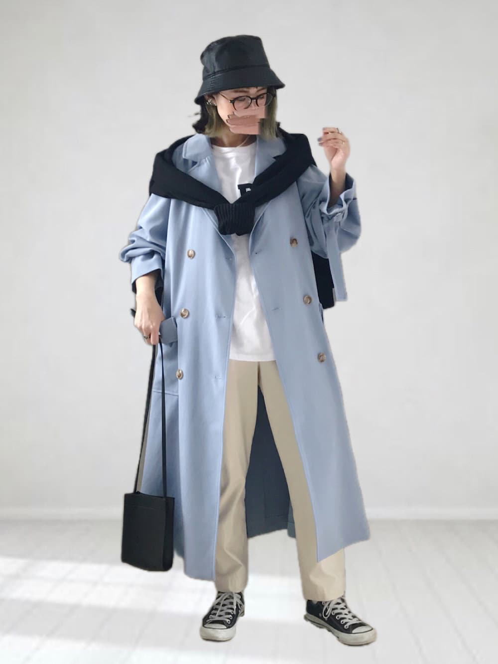 ブルー系のトレンチコート、ホワイト系のTシャツ/カットソー、ホワイト系のその他パンツを着用したレディースの春コーディネートの2枚目の写真