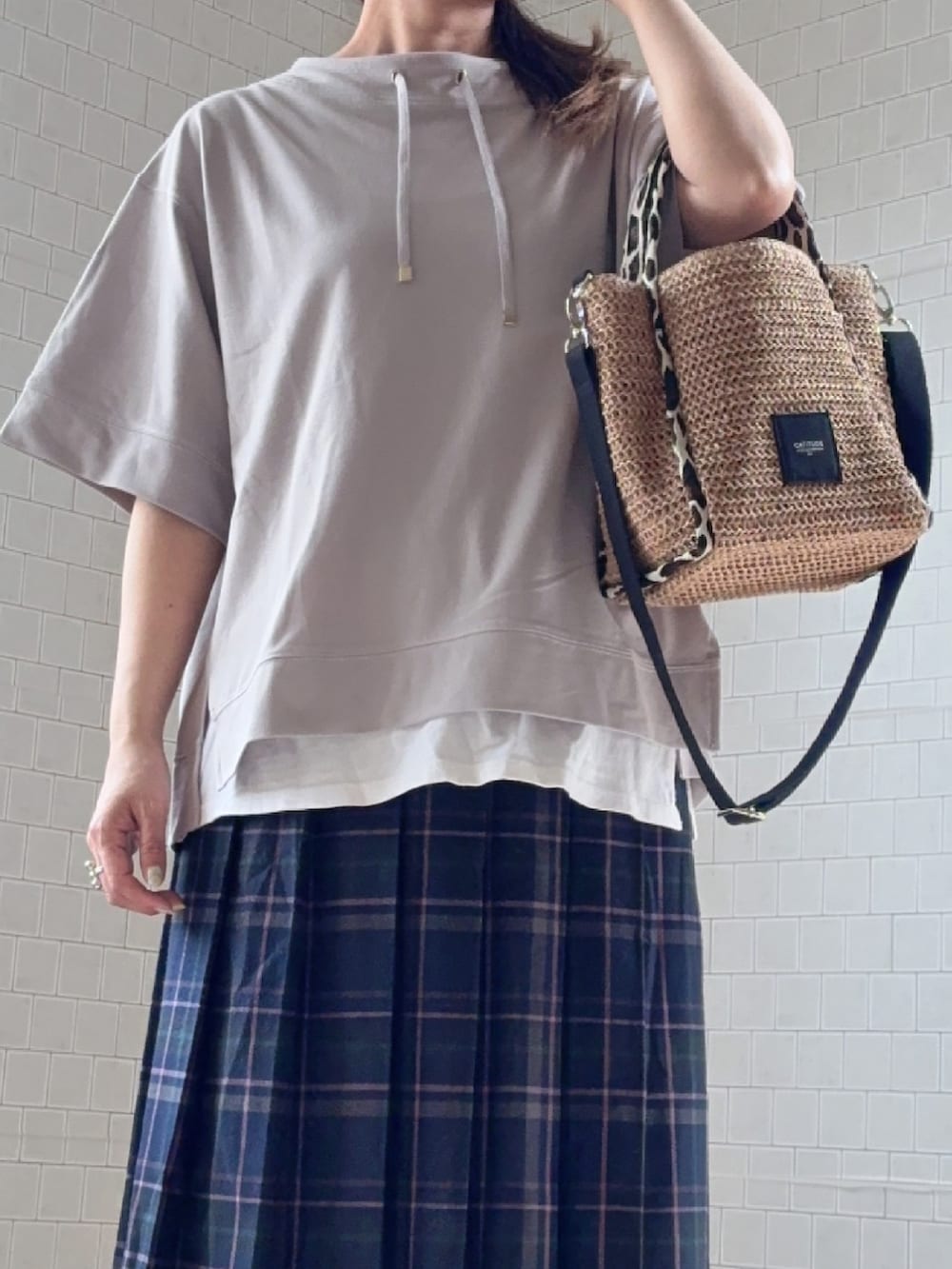 グレー系のTシャツ/カットソー、イエロー系のショルダーバッグ、ブルー系のスカートを着用したレディースの春コーディネートの5枚目の写真