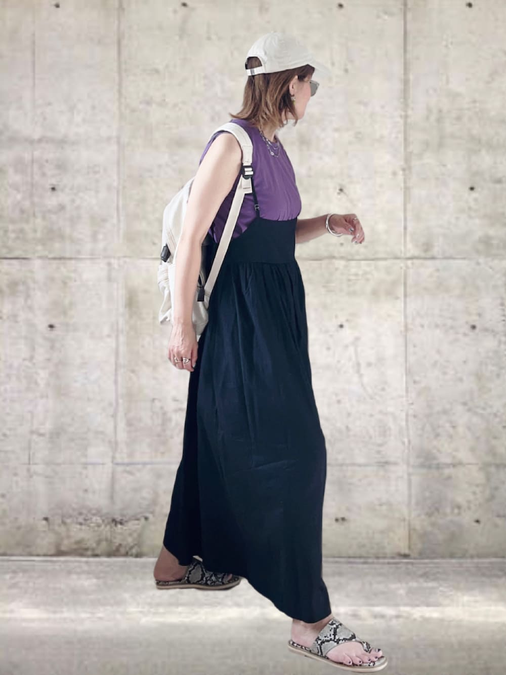 ブラック系のワンピース/ドレス、パープル系のタンクトップ、ホワイト系のバックパック/リュックを着用したレディースの夏コーディネートの3枚目の写真