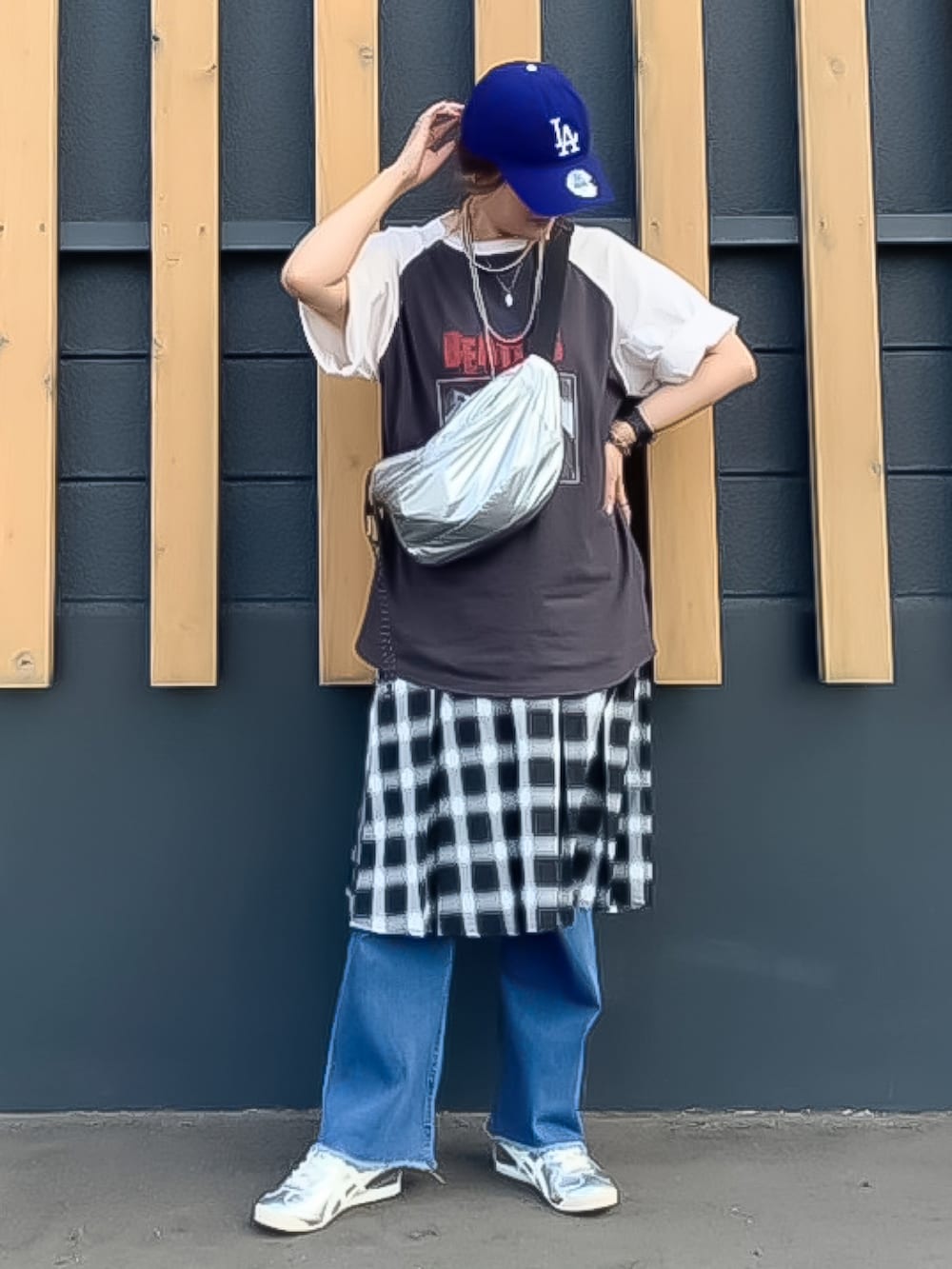 「夏ルックで気分アップ、ニューエラ、NEW ERA、キャップ、キャップ女子、夏コーデ、お出かけコーデ、プチプラ、夏だ！Tシャツ着よう！、バンドT、メガネ女子、大人カジュアル」｜「FOREVER 21の【2024FW】チェックプリーツミディスカート（スカート、グレー系）」を使った、UMiSatoさん（骨格ウェーブ・レディース・163cm）の夏コーディネートの3枚目の写真