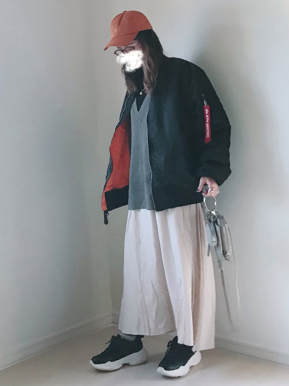 ブラック系のMA-1、グレー系のスウェット、ブラック系のTシャツ/カットソーを着用したレディースの冬コーディネートの2枚目の写真