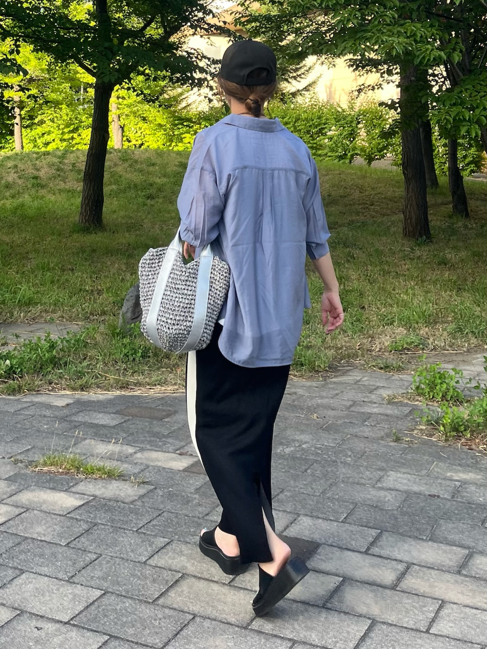 ブラック系のスカート、グレー系のショルダーバッグ、ブラック系のサンダルを着用したレディースの夏コーディネートの5枚目の写真