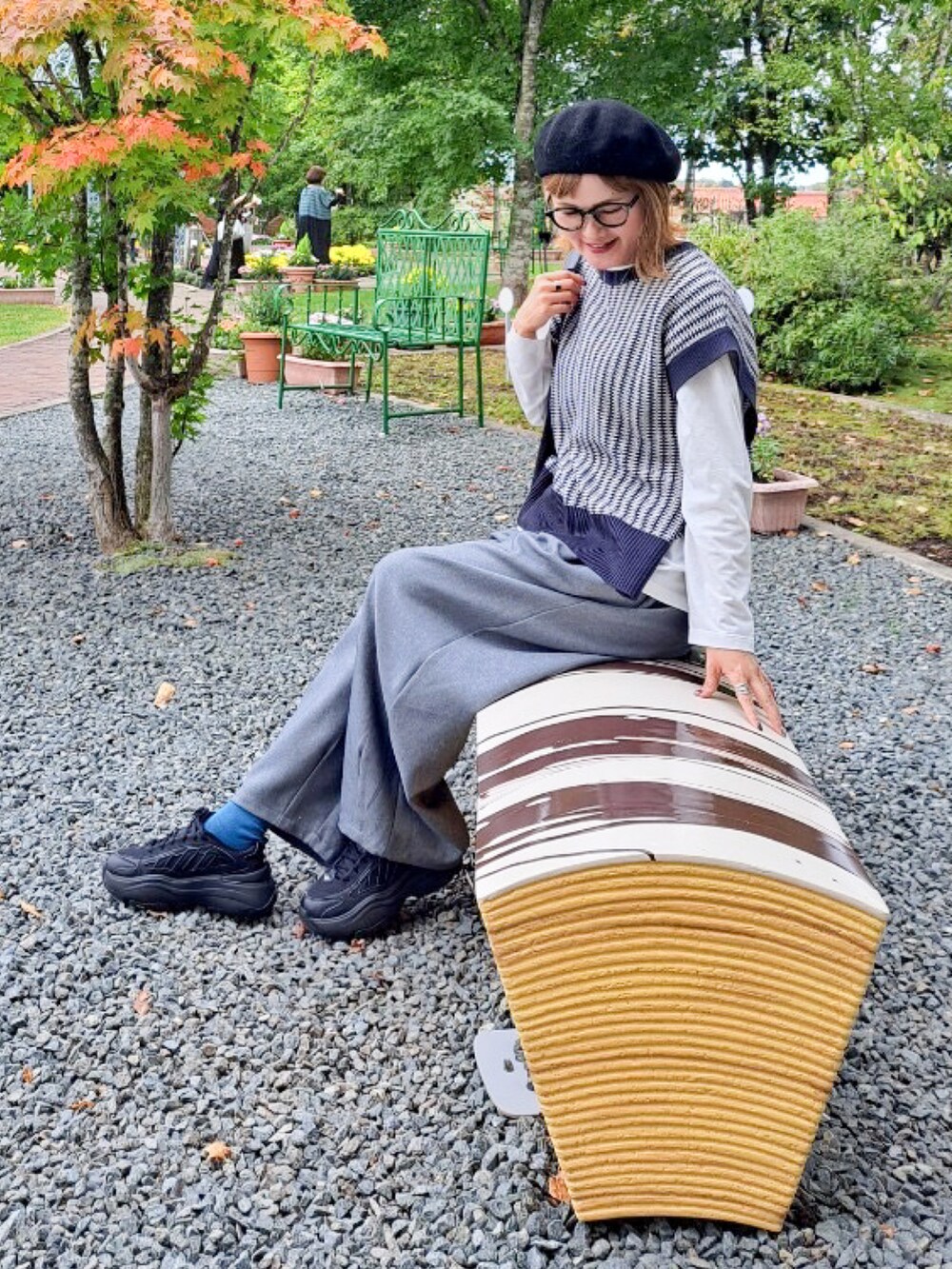 ブルー系のニット/セーター、グレー系のその他パンツ、ブラック系のスニーカーを着用したレディースの秋コーディネートの3枚目の写真