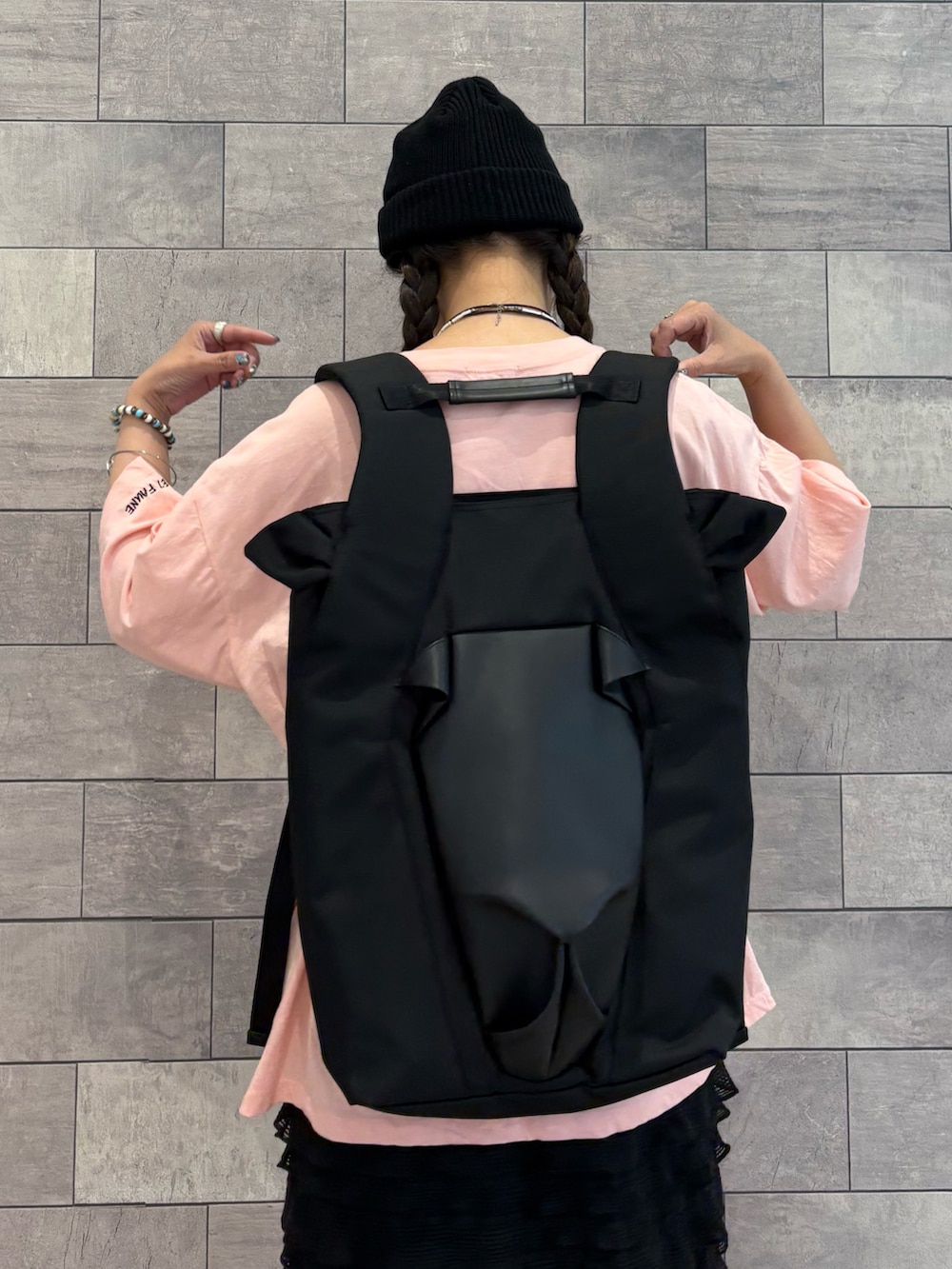 ブラック系のワンピース、ピンク系のTシャツ/カットソー、ブラック系のバックパック/リュックを着用したレディースの夏コーディネートの4枚目の写真