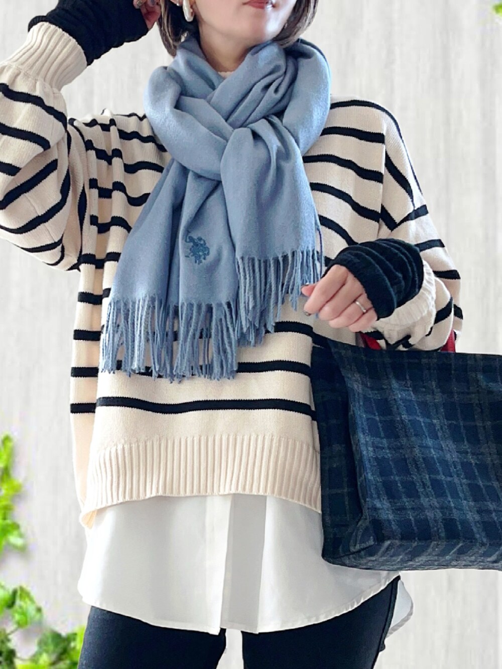 「agnes b.、USポロ、秋冬コーデ、冬コーデ、マフラー、ボーダー、ニット、レイヤードスタイル、ロングブーツ、チェック、モノトーンコーデ、プチプラ、アームウォーマー、トートバッグ、ブーツ」|「To b. by agnes b.のWM31 PULL ソフトニットプルオーバー(ニット/セーター、ホワイト系)」を使った、UMiSatoさん(レディース・163cm)の秋コーディネートの2枚目の写真