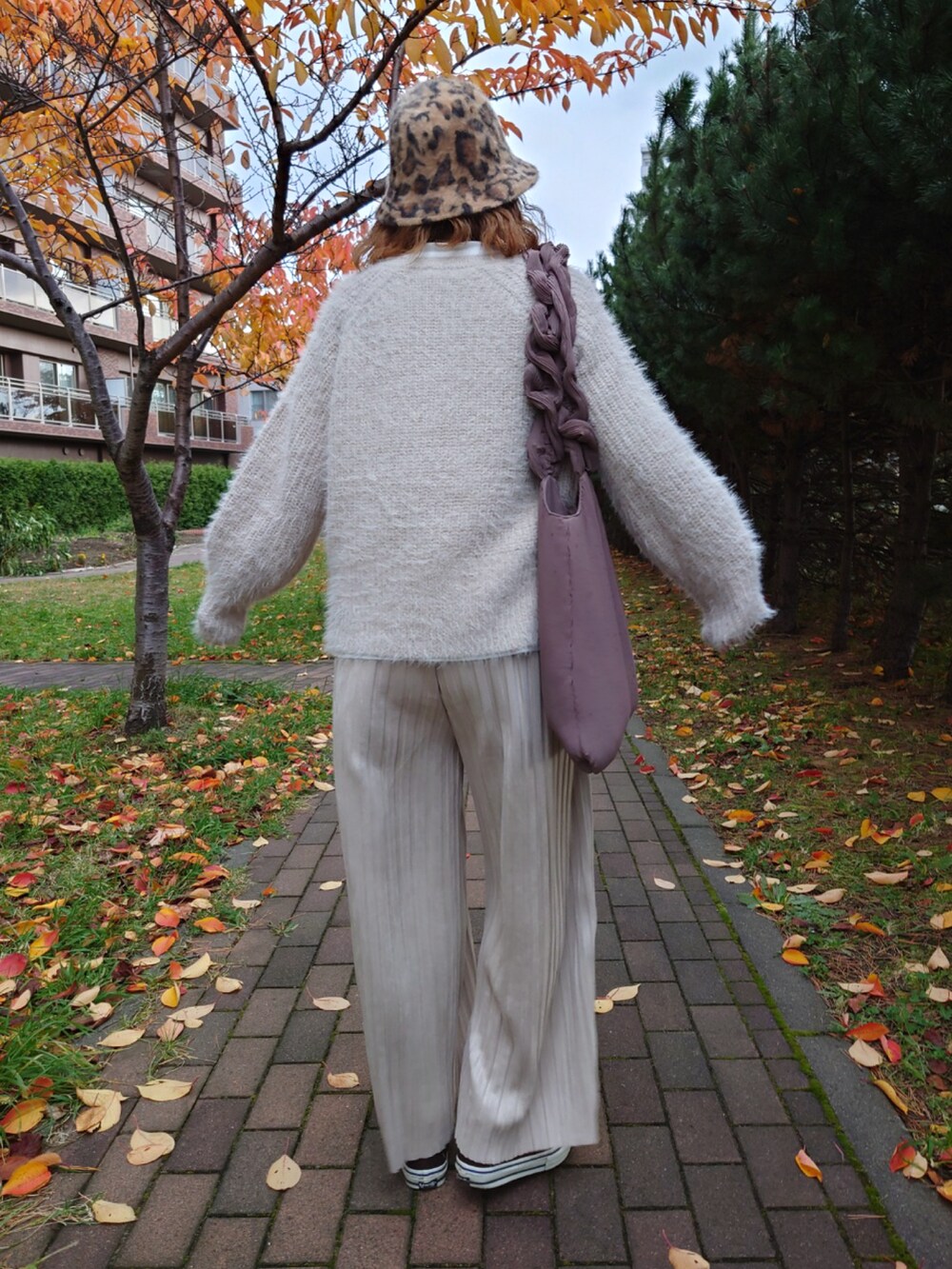 ホワイト系のその他パンツ、ブラウン系のブルゾン、ベージュ系のカーディガン/ボレロを着用したレディースの秋コーディネートの5枚目の写真