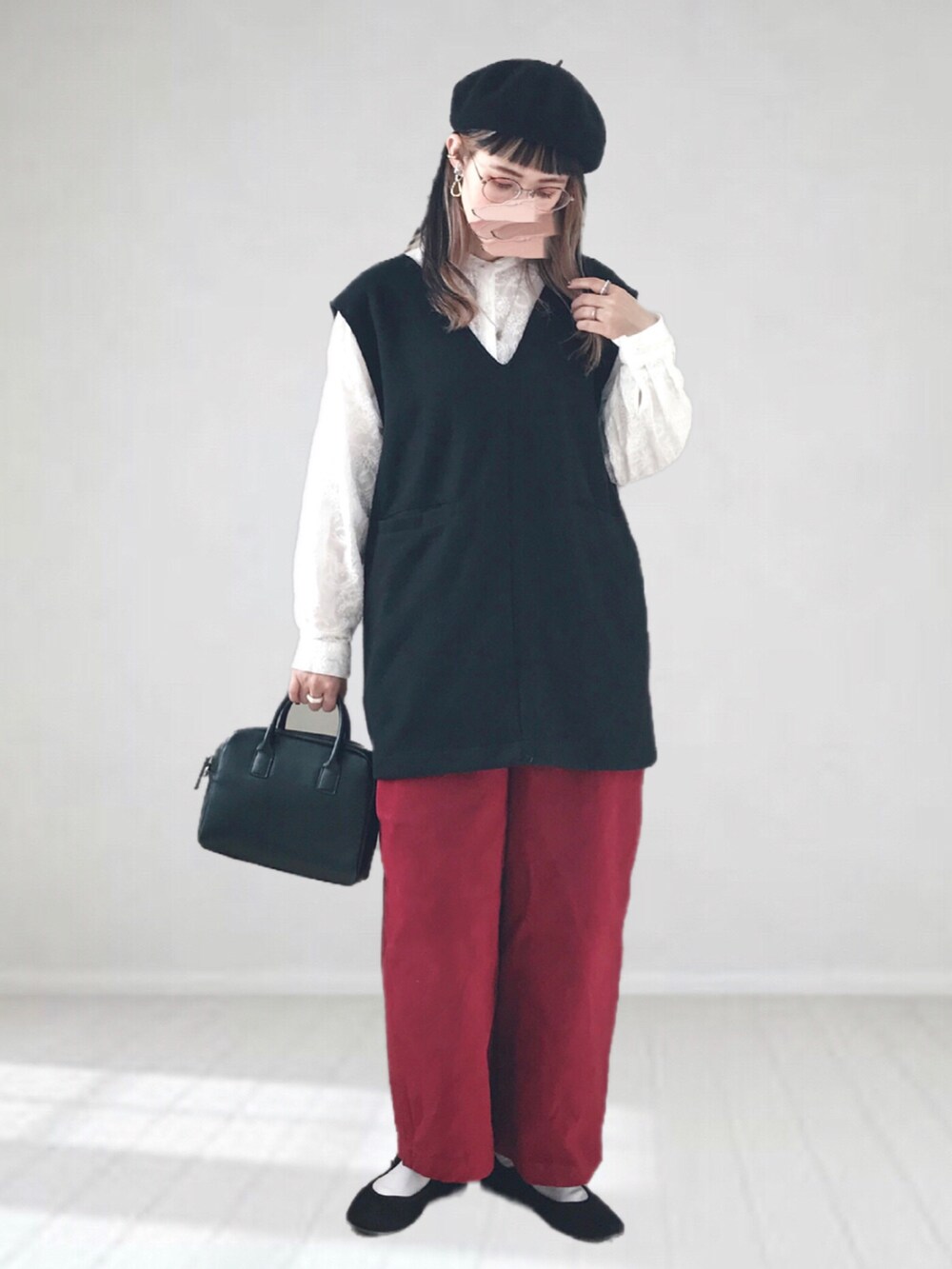 ブラック系のTシャツ/カットソー、ホワイト系のシャツ/ブラウス、レッド系のその他パンツを着用したレディースの冬コーディネートの3枚目の写真