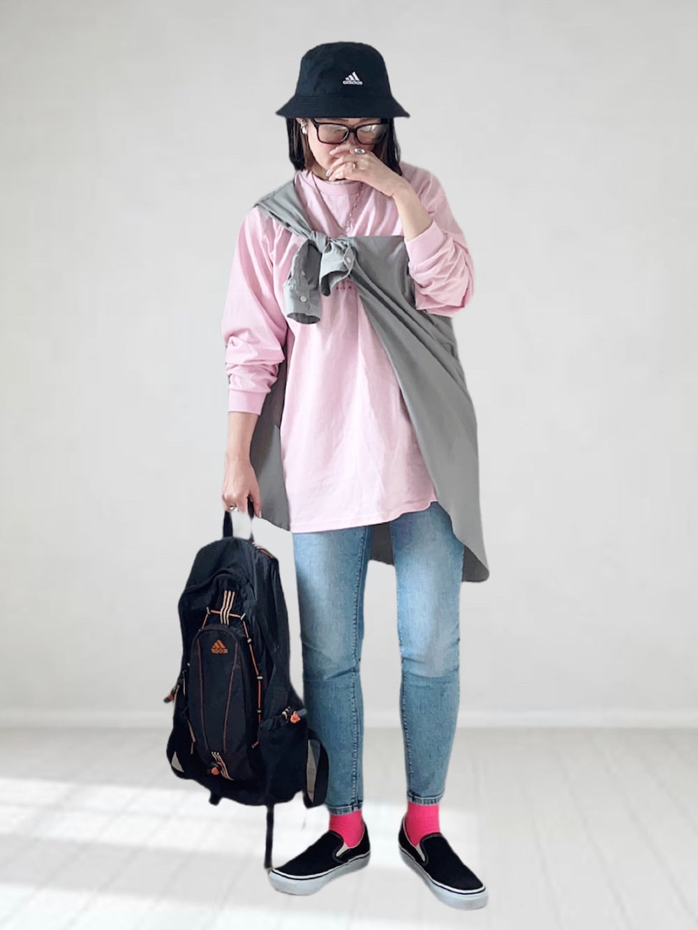 ブルー系のデニムパンツ、ピンク系のTシャツ/カットソー、グリーン系のシャツ/ブラウスを着用したレディースの春コーディネートの2枚目の写真