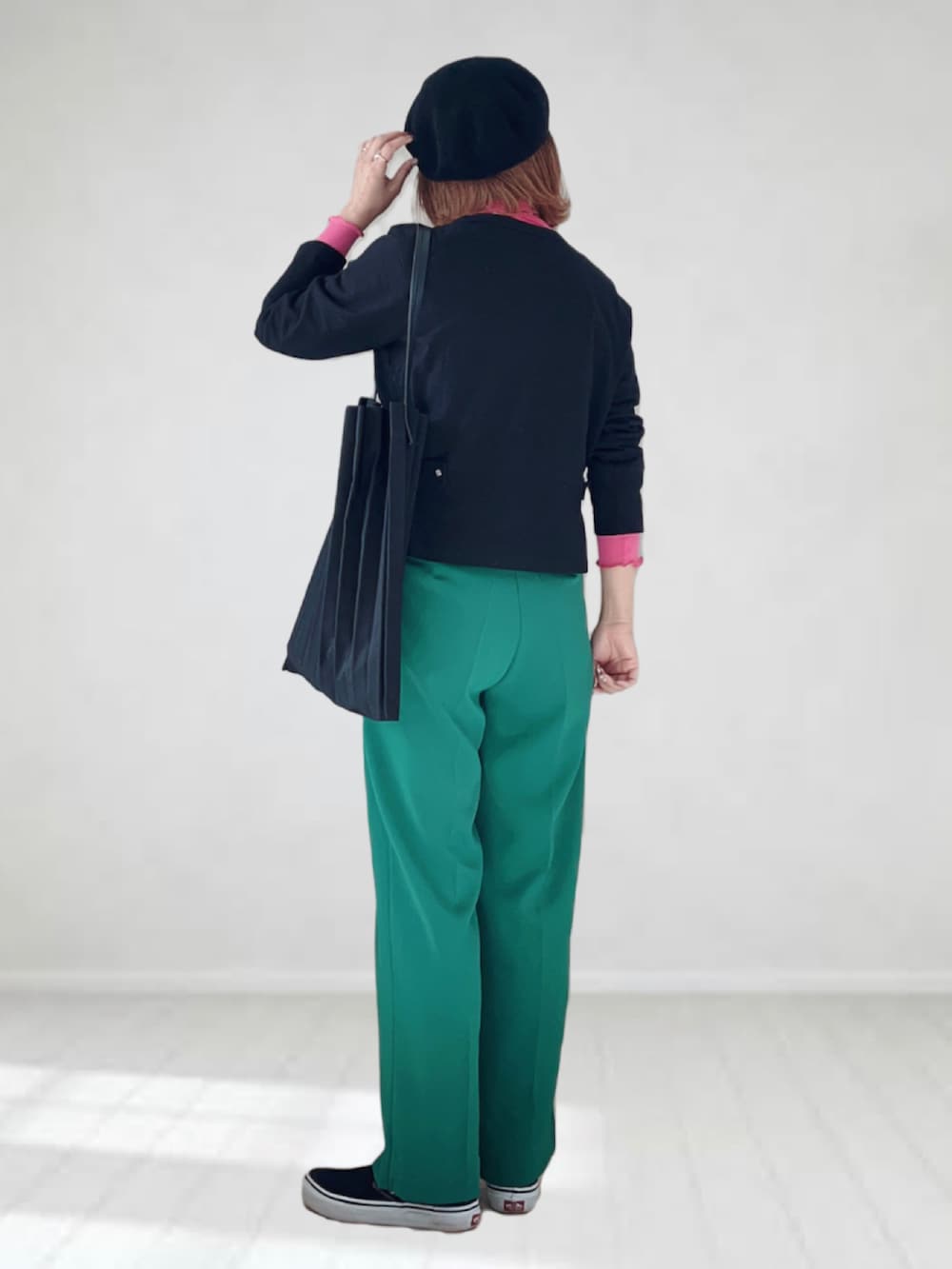 ブラック系のカーディガン/ボレロ、ピンク系のTシャツ/カットソー、グリーン系のスラックスを着用したレディースの春コーディネートの3枚目の写真