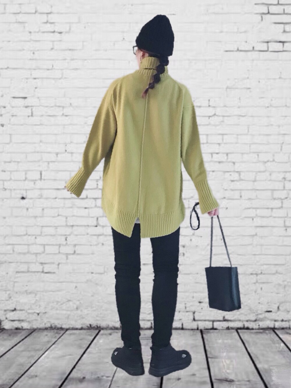 ベージュ系のステンカラーコート、イエロー系のニット/セーター、ホワイト系のTシャツ/カットソーを着用したレディースの秋コーディネートの5枚目の写真