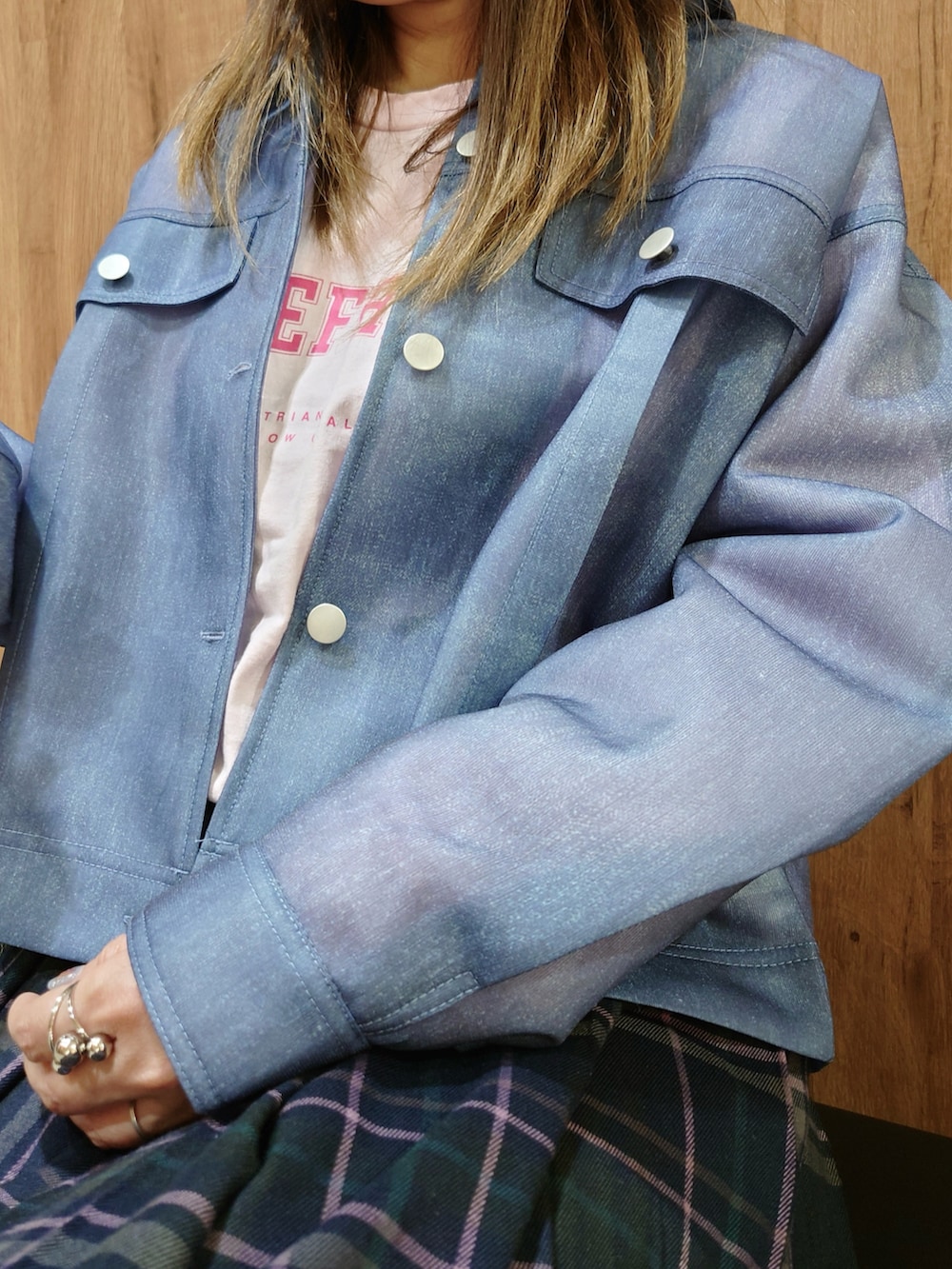 ブルー系のデニムジャケット、ブルー系のスカート、ブラウン系のスニーカーを着用したレディースの春コーディネートの4枚目の写真