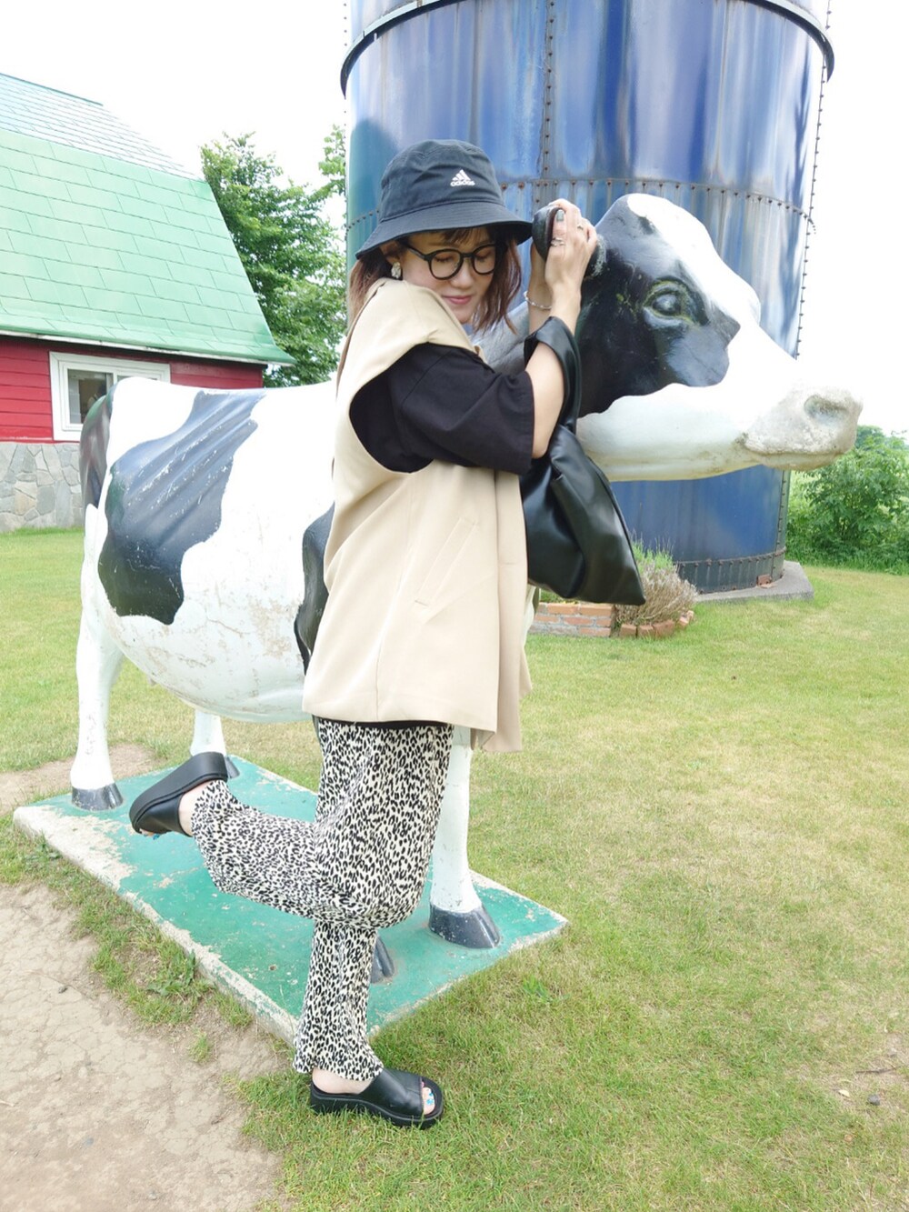 ブラック系のTシャツ/カットソー、ベージュ系のその他パンツ、ベージュ系のベストを着用したレディースの夏コーディネートの4枚目の写真