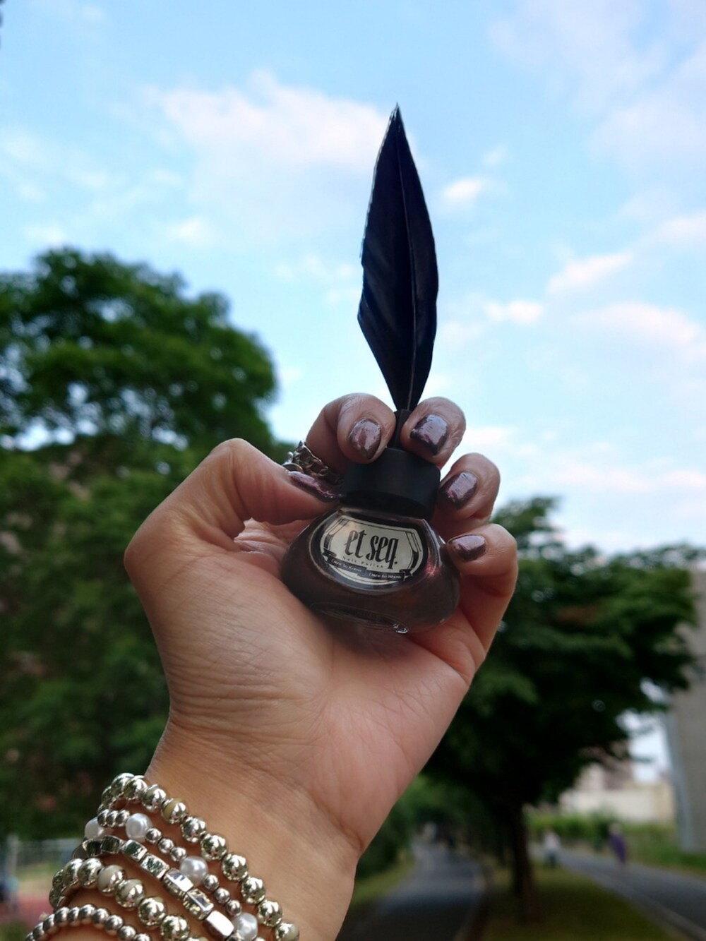 ブラック系のテーラードジャケット、ホワイト系のTシャツ/カットソー、ホワイト系のスカートを着用したレディースの夏コーディネートの2枚目の写真