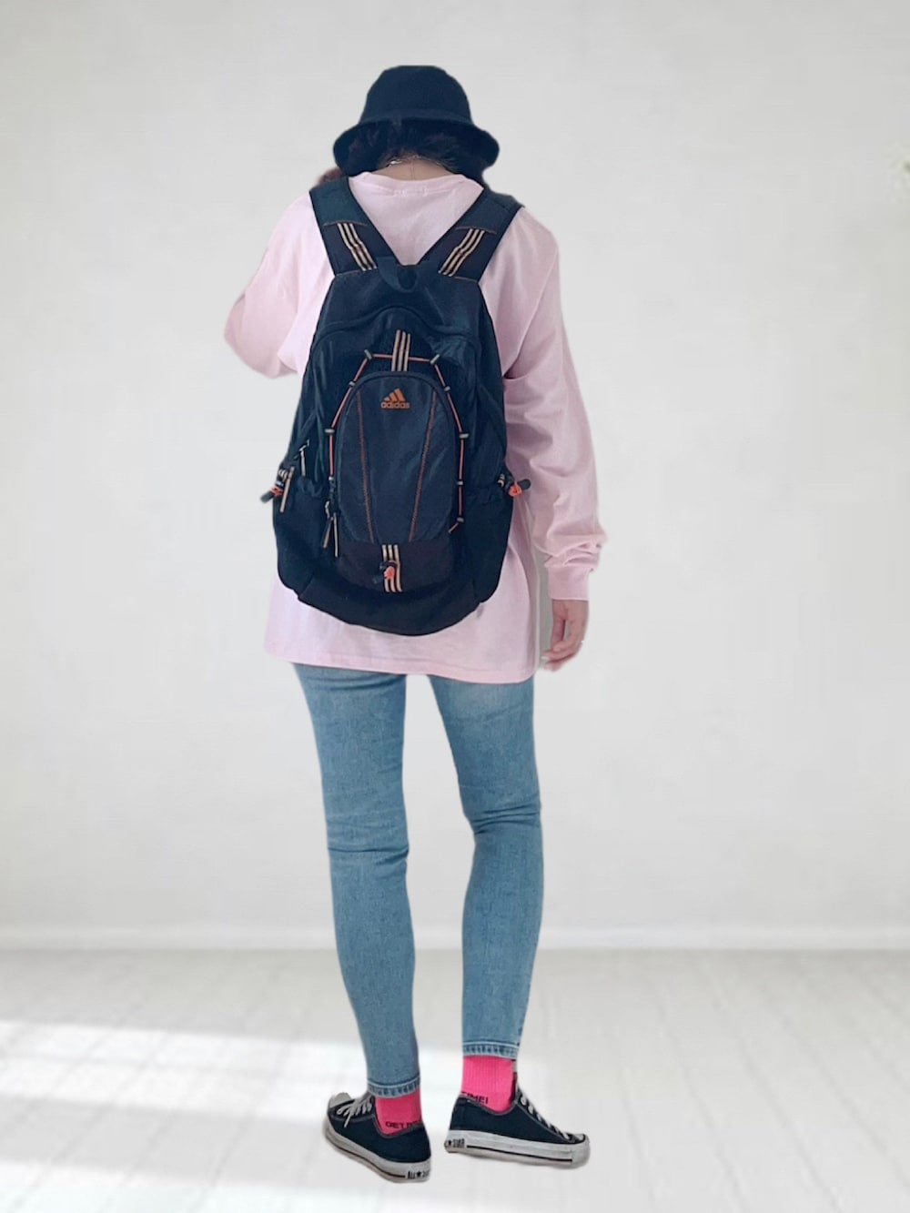 ブルー系のデニムパンツ、ピンク系のTシャツ/カットソー、グリーン系のシャツ/ブラウスを着用したレディースの春コーディネートの3枚目の写真