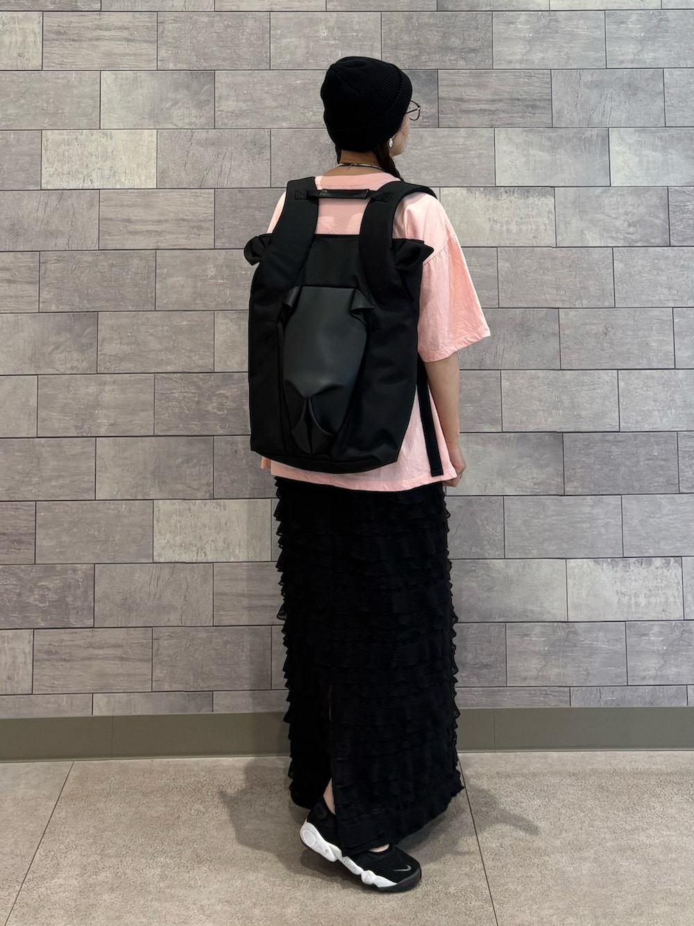 ブラック系のワンピース、ピンク系のTシャツ/カットソー、ブラック系のバックパック/リュックを着用したレディースの夏コーディネートの2枚目の写真