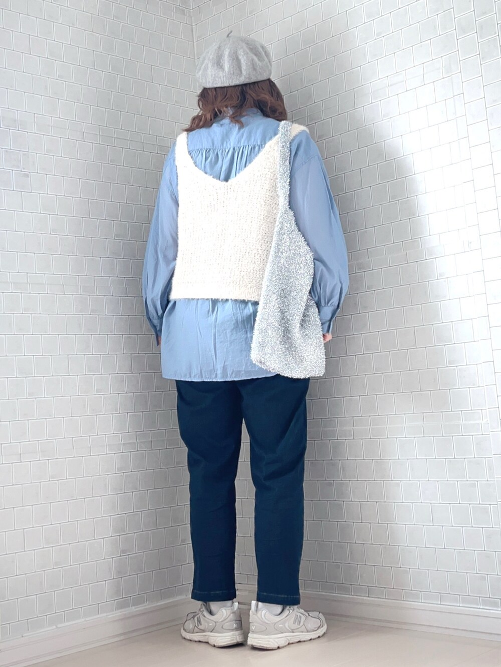 ブルー系のその他パンツ、ブルー系のシャツ/ブラウス、ホワイト系のベストを着用したレディースの春コーディネートの2枚目の写真