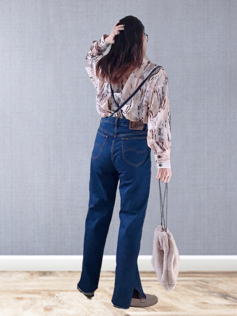 ブラウン系のその他アウター、パープル系のシャツ/ブラウス、ブルー系のデニムパンツを着用したレディースの冬コーディネートの4枚目の写真