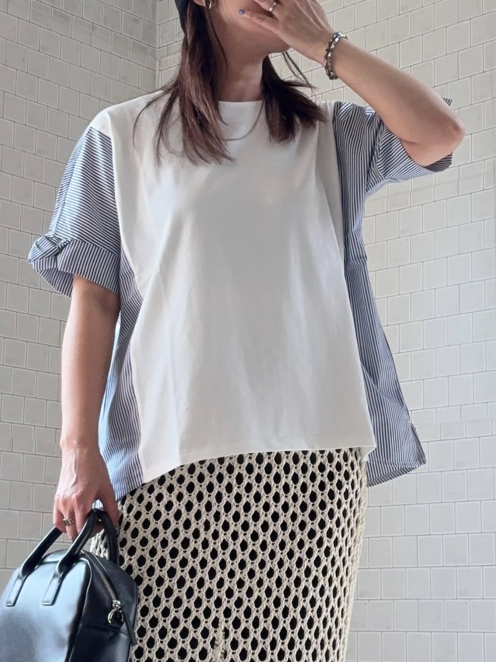 ホワイト系のTシャツ/カットソー、ブラック系のその他パンツ、ホワイト系のスカートを着用したレディースの夏コーディネートの3枚目の写真