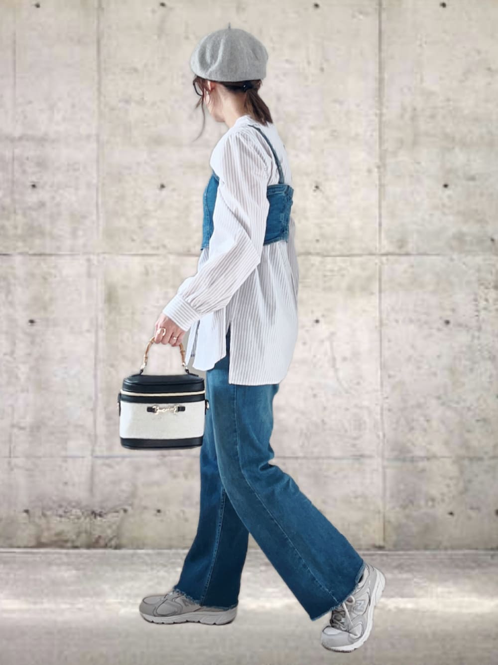 グレー系のシャツ/ブラウス、ブルー系のその他トップス、ブルー系のデニムパンツを着用したレディースの春コーディネートの2枚目の写真