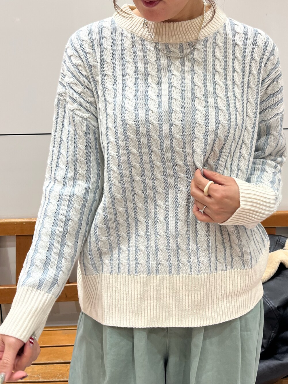 ブルー系のニット/セーター、ブラック系のブルゾン、グリーン系のその他パンツを着用したレディースの冬コーディネートの4枚目の写真