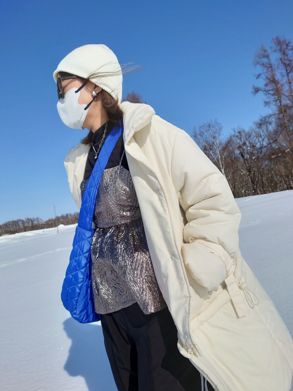 シルバー系のキャミソール、ホワイト系のその他アウター、ブラック系のその他パンツを着用したレディースの春コーディネートの2枚目の写真