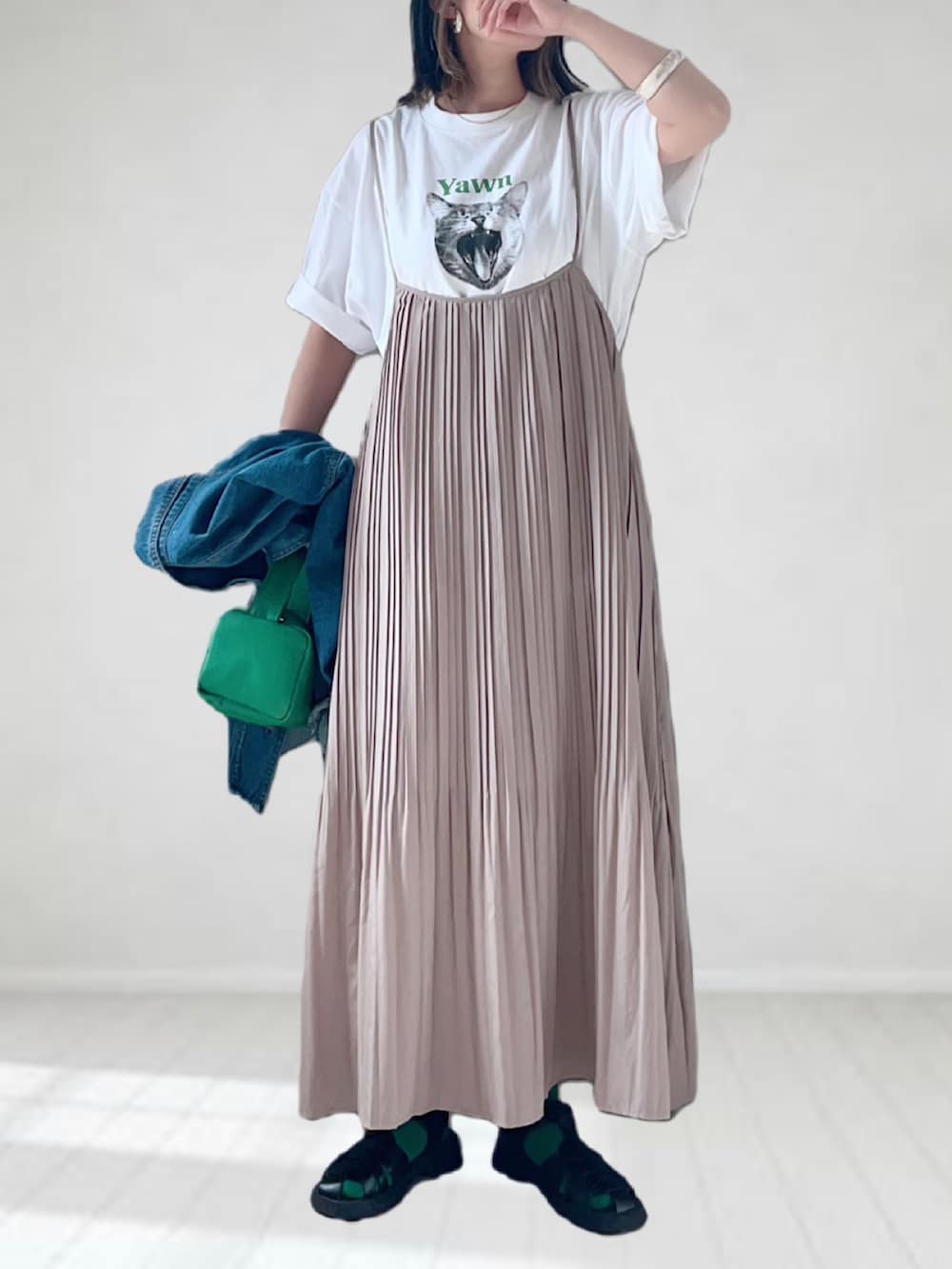 「FREDY&GLOSTER、白Tシャツ、キャミワンピ、ビタミンカラー、カラーソックス、グルカサンダル、デニムジャケット、ボストンバッグ、プチプラ、GRL、カラー×コーデ、淡色コーデ、プリーツスカート、ビッグシルエット」|「GLOSTERの【人気NO.1ヒットシリーズ】DOG&CAT 犬猫オーバーサイズTシャツ(Tシャツ/カットソー、ホワイト系)」を使った、UMiSatoさん(レディース・163cm)の春コーディネートの3枚目の写真