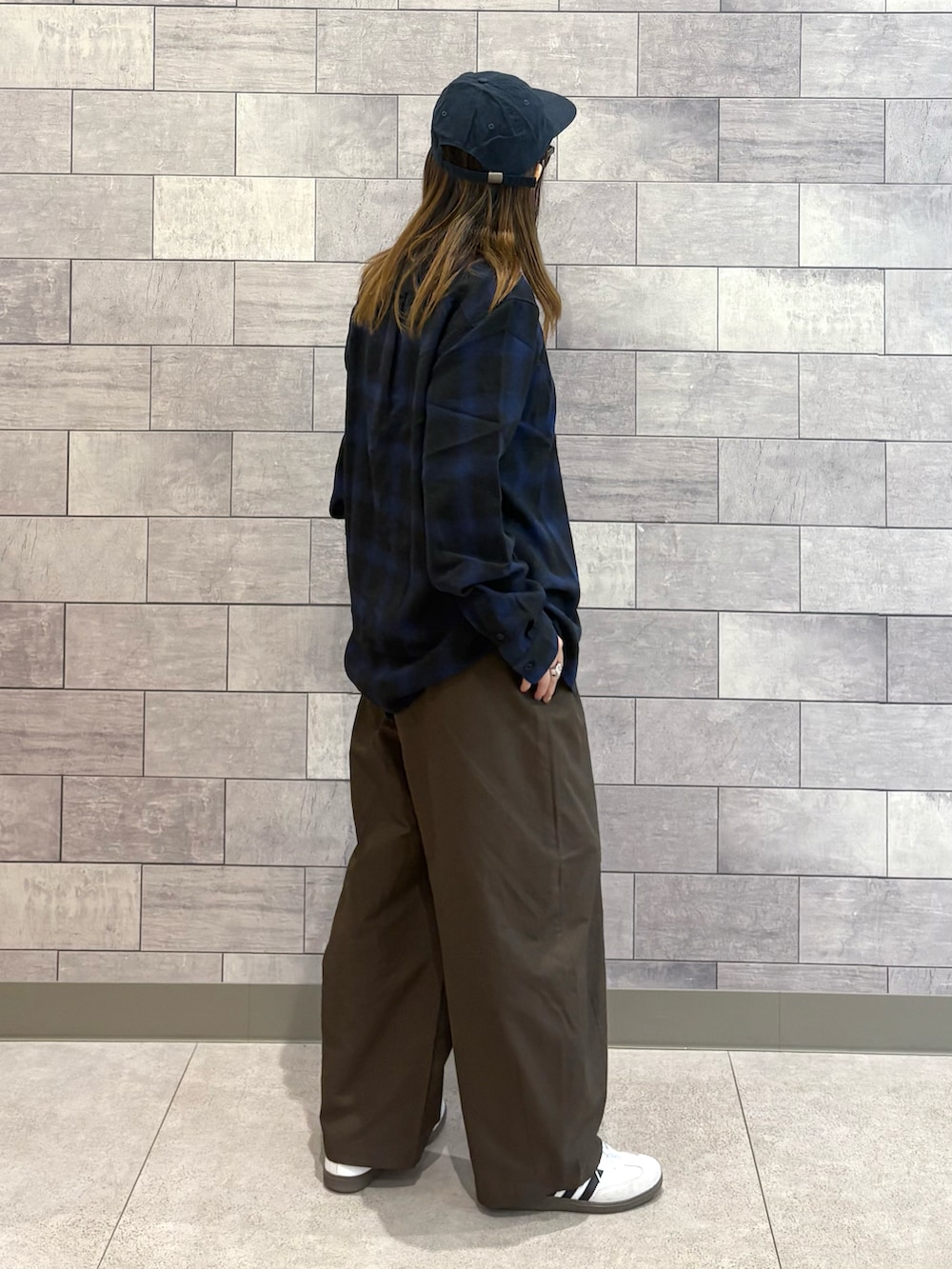 ブルー系のシャツ/ブラウス、ブラウン系のその他パンツ、ホワイト系のスニーカーを着用したレディースの秋コーディネートの3枚目の写真