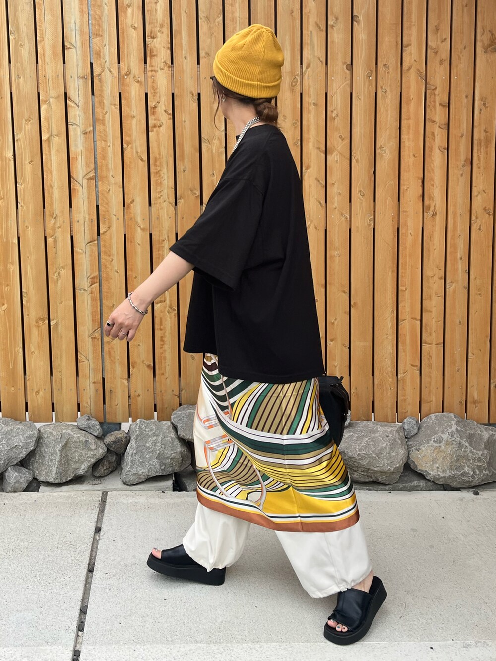 ブラック系のTシャツ/カットソー、ホワイト系のその他パンツ、ブラック系のサンダルを着用したレディースの夏コーディネートの2枚目の写真