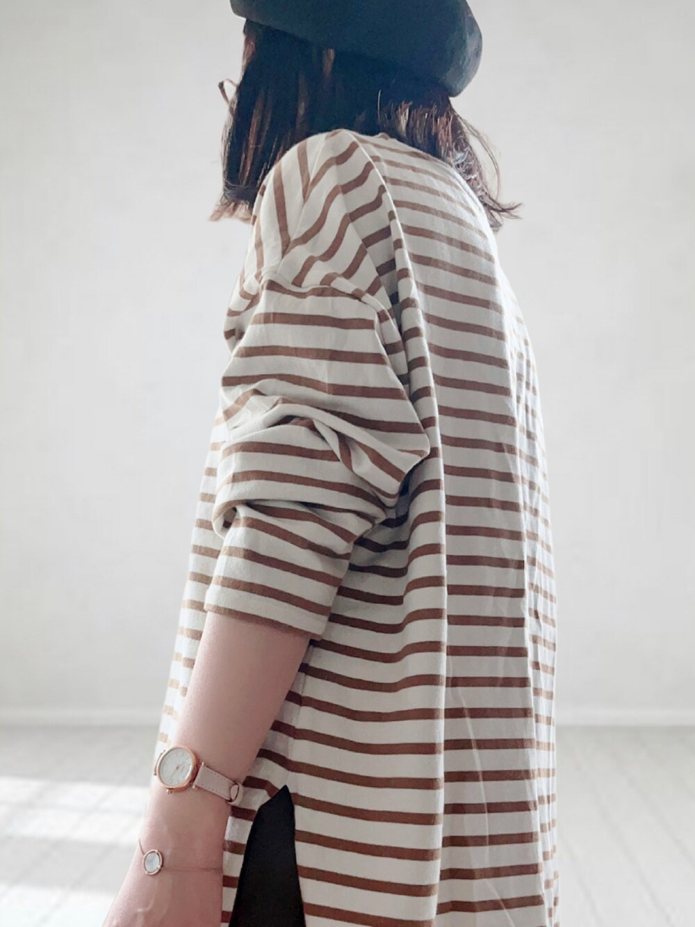 ブラウン系のTシャツ/カットソー、グリーン系のその他パンツ、ブラック系のボストンバッグを着用したレディースの夏コーディネートの3枚目の写真