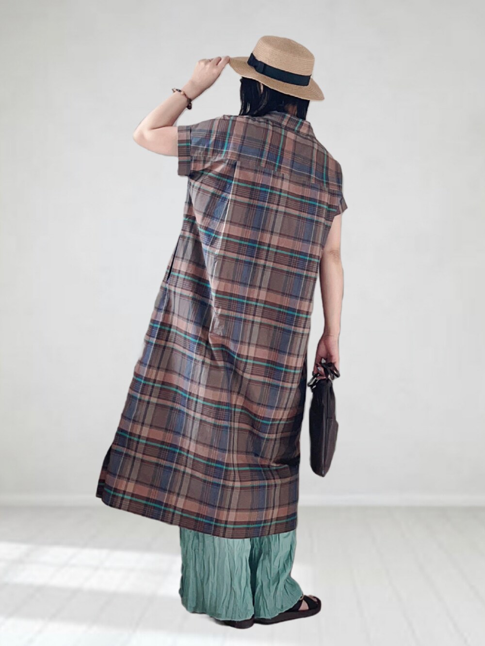 ブラウン系のワンピース、グリーン系のその他パンツ、ブラウン系のハンドバッグを着用したレディースの夏コーディネートの2枚目の写真