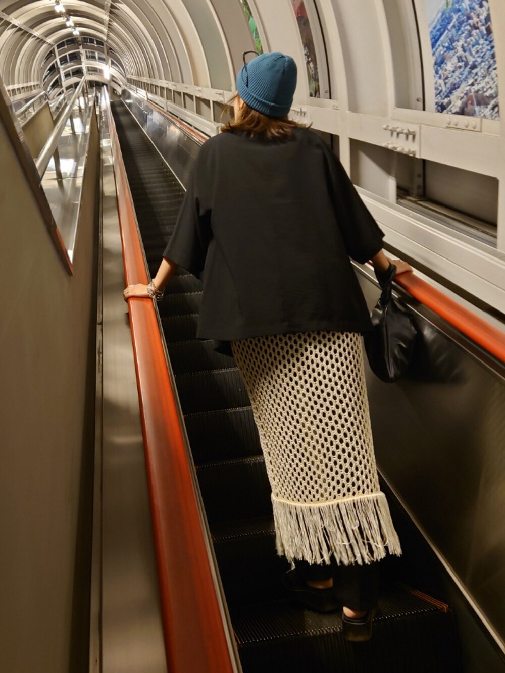 ブラック系のテーラードジャケット、ホワイト系のTシャツ/カットソー、ホワイト系のスカートを着用したレディースの夏コーディネートの5枚目の写真