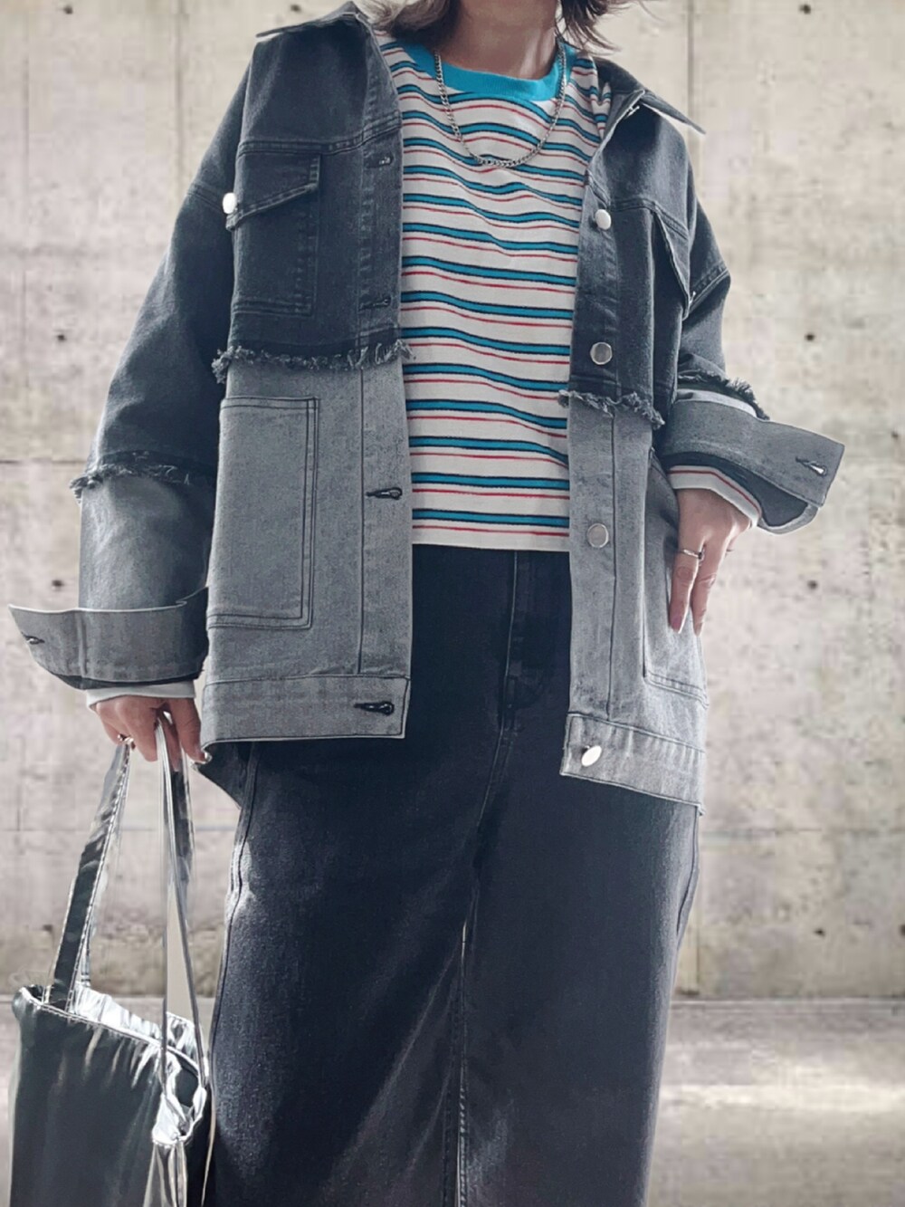 「春のおしゃ見えテクニック、シンプルコーデ、セットアップ、デニム、春コーデ、春服みてみて、春アウター、ボーダー、メガネ女子、お出かけコーデ、プチプラ、トートバッグ、ジャケットスタイル、春色、大人カジュアル」｜「eachの配色スパンデニムジャケット（デニムジャケット、ブラック系）」を使った、UMiSatoさん（レディース・163cm）の春コーディネートの4枚目の写真