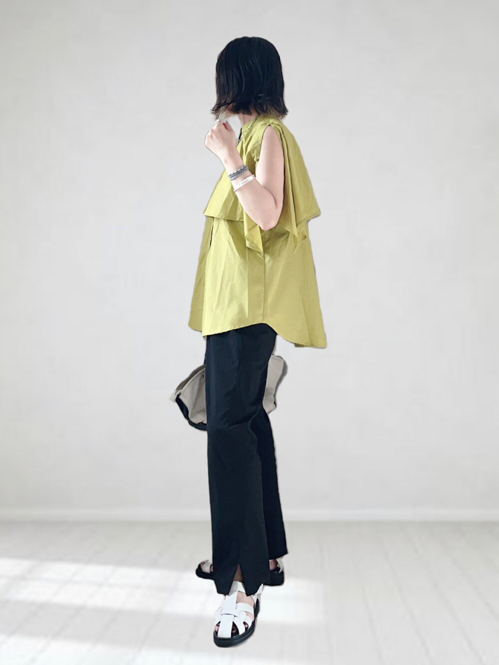 グリーン系のシャツ/ブラウス、ブラック系のその他パンツ、ホワイト系のバッグを着用したレディースの夏コーディネートの3枚目の写真