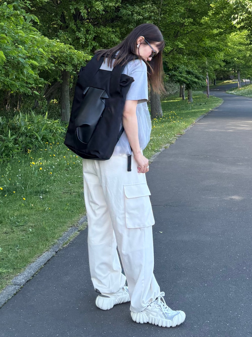 ホワイト系のスニーカー、グレー系のTシャツ/カットソー、ホワイト系のその他パンツを着用したレディースの夏コーディネートの2枚目の写真