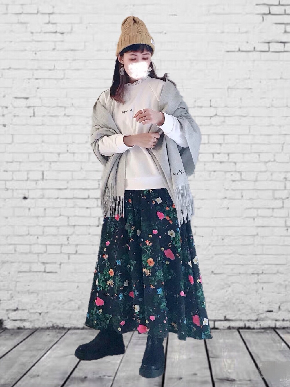 ホワイト系のスウェット、ブラック系のスカート、ブラック系のブーツを着用したレディースの秋コーディネートの2枚目の写真