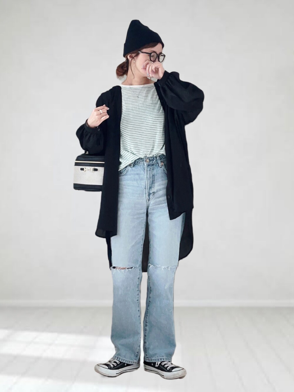 ブルー系のデニムパンツ、グリーン系のTシャツ/カットソー、ブラック系のシャツ/ブラウスを着用したレディースの春コーディネートの3枚目の写真