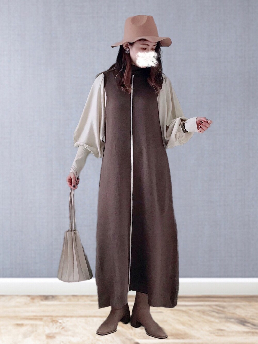 ブラウン系のワンピース、ベージュ系のショルダーバッグ、ベージュ系のブーツを着用したレディースの冬コーディネートの2枚目の写真