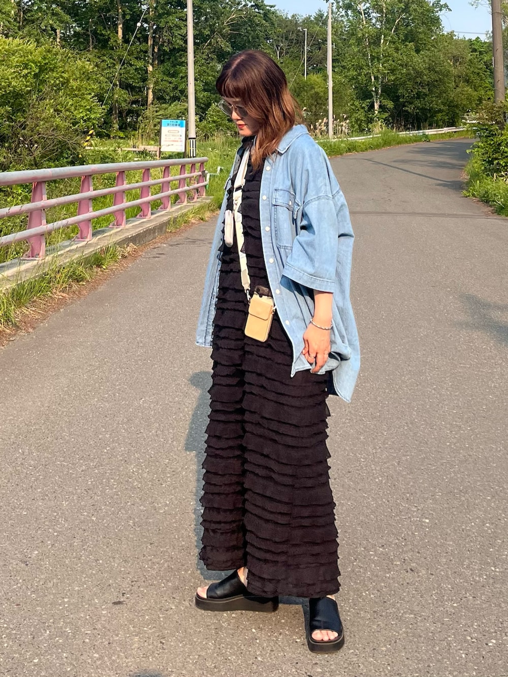 「ワンピース、キャミワンピ、ティアードワンピース、デニムシャツ、レイヤードスタイル、プチプラ、スマホショルダー、サンダル、夏コーデ、初夏コーデ、お出かけコーデ、厚底シューズ」｜「VENCEEXCHANGEのチュールティアードワンピース（ワンピース、ブラック系）」を使った、UMiSatoさん（骨格ウェーブ・レディース・163cm）の夏コーディネートの4枚目の写真
