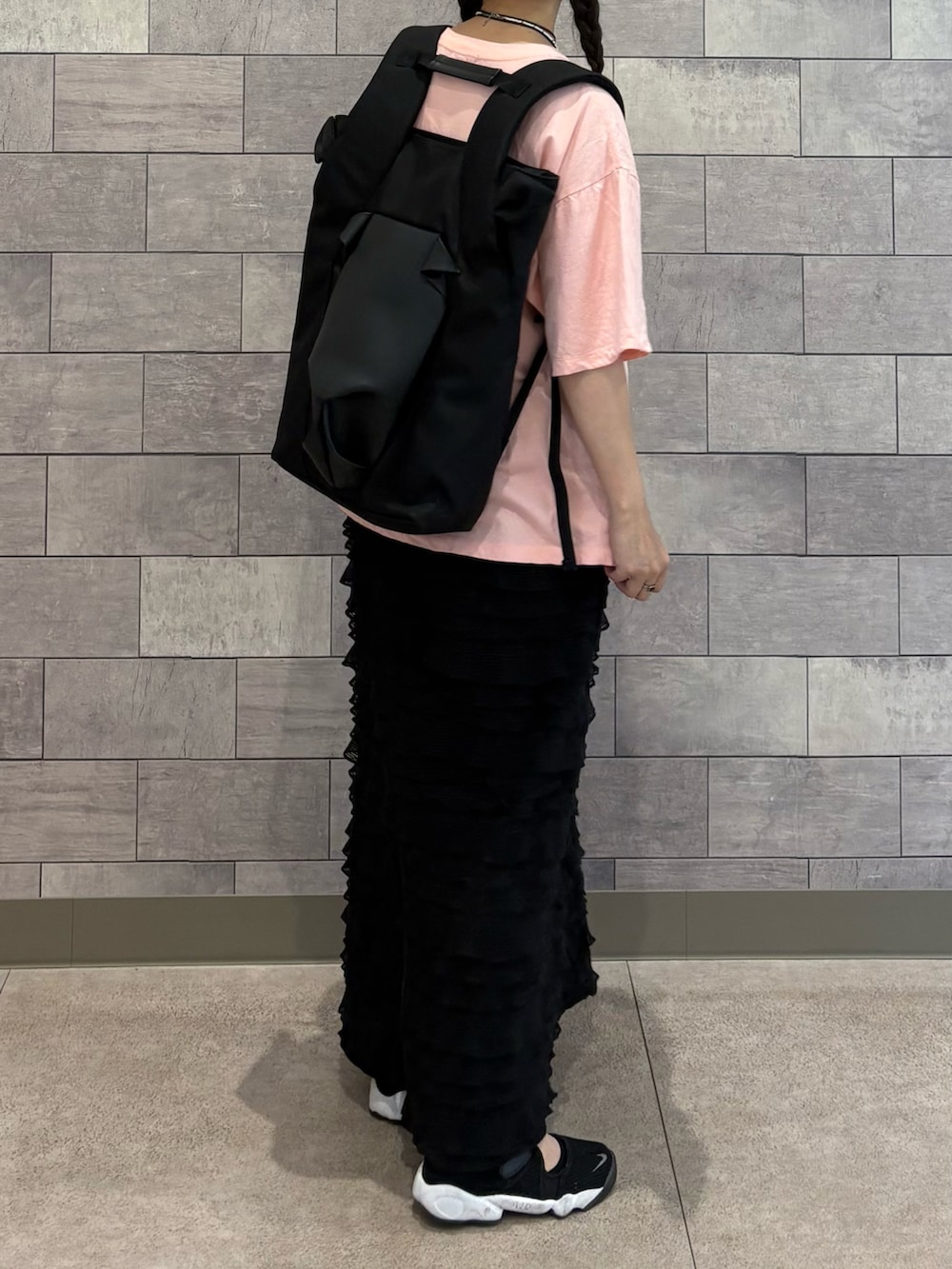 ブラック系のワンピース、ピンク系のTシャツ/カットソー、ブラック系のバックパック/リュックを着用したレディースの夏コーディネートの3枚目の写真