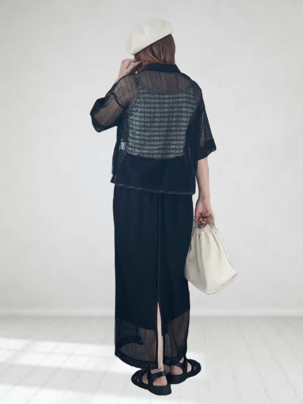 ブラック系のシャツ/ブラウス、ブラック系のスカート、ホワイト系のショルダーバッグを着用したレディースの夏コーディネートの2枚目の写真