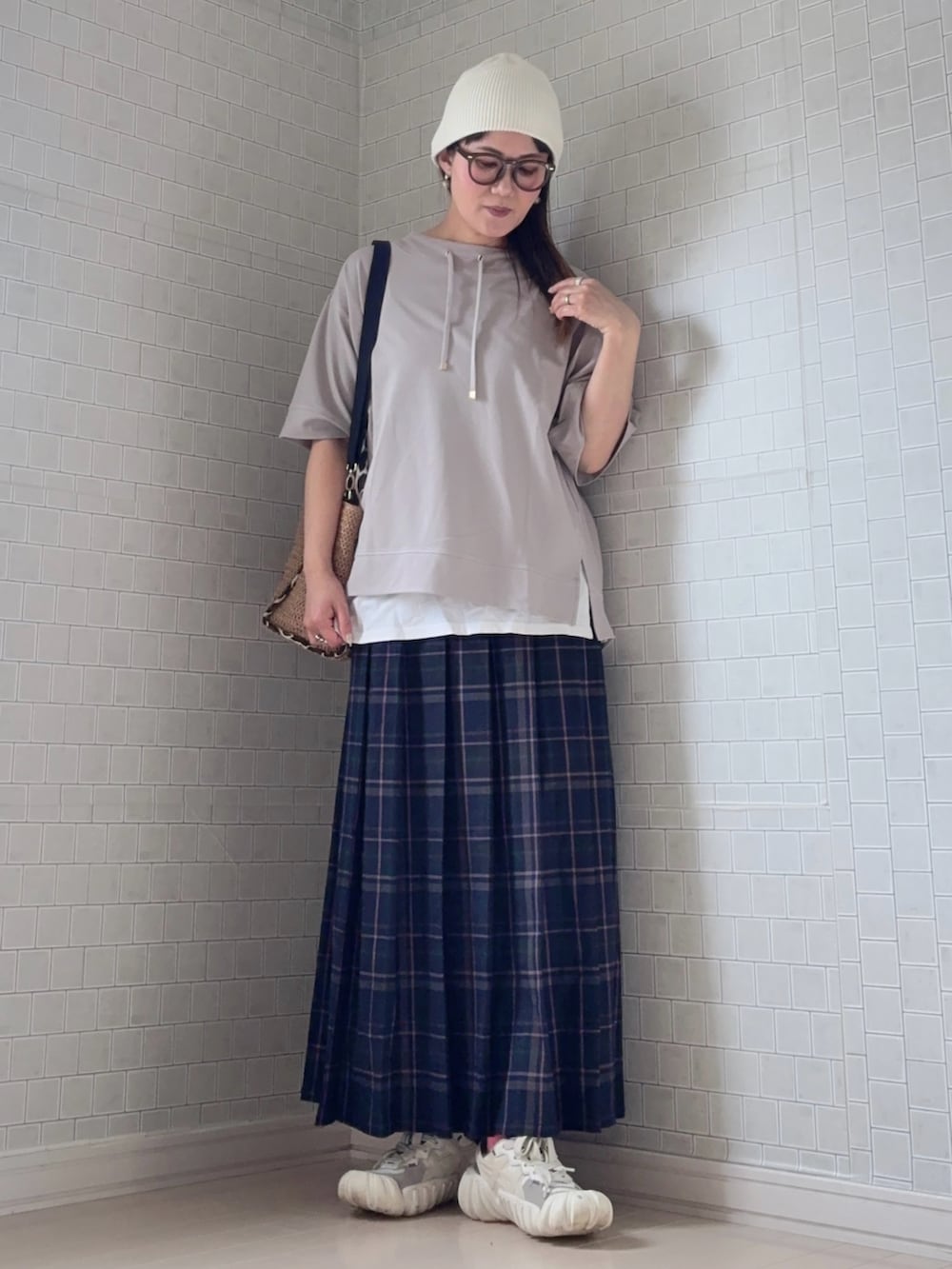 グレー系のTシャツ/カットソー、イエロー系のショルダーバッグ、ブルー系のスカートを着用したレディースの春コーディネートの2枚目の写真