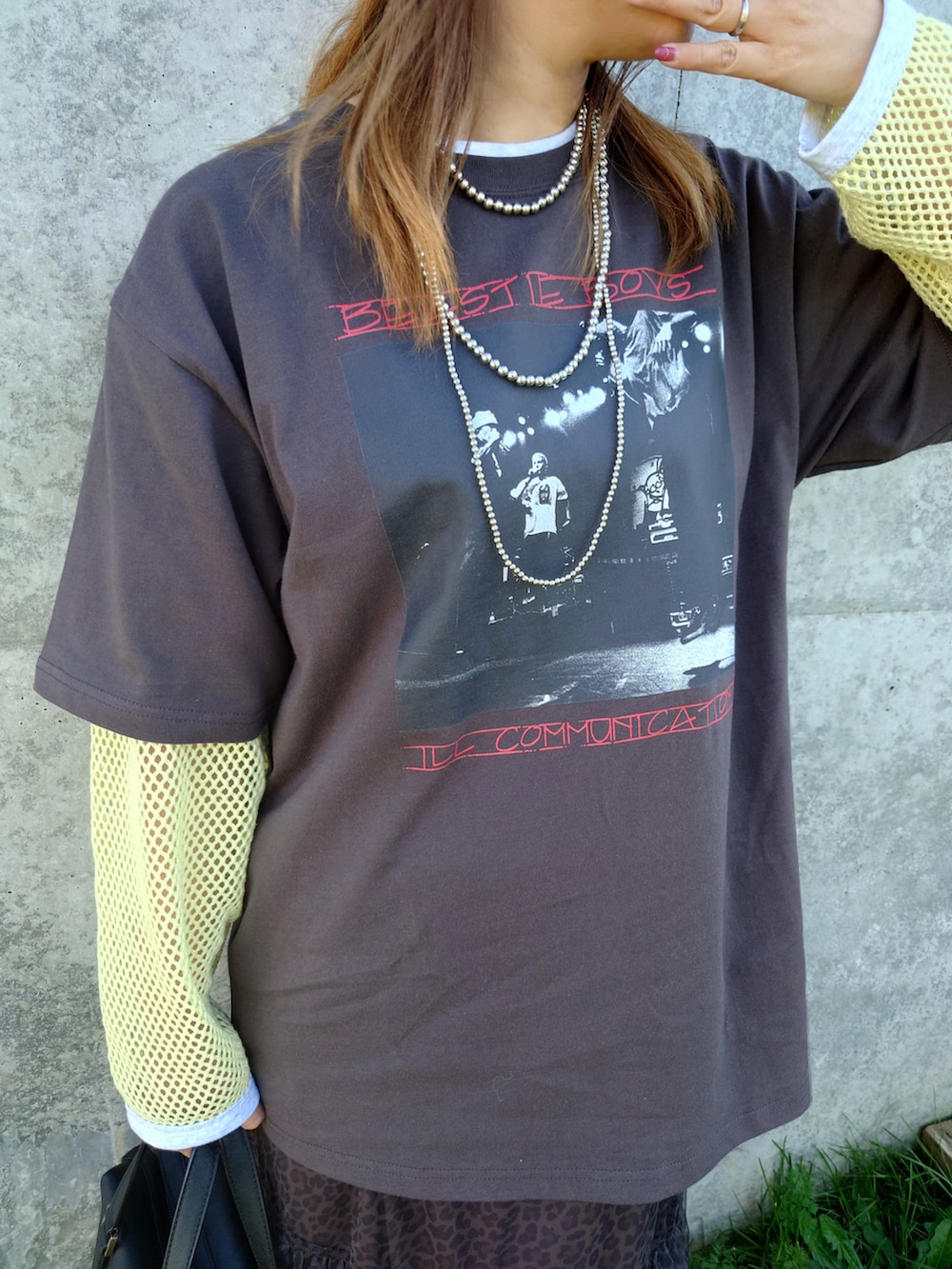 ブラック系のTシャツ/カットソー、その他のスカート、ブラック系のボストンバッグを着用したレディースの秋コーディネートの5枚目の写真