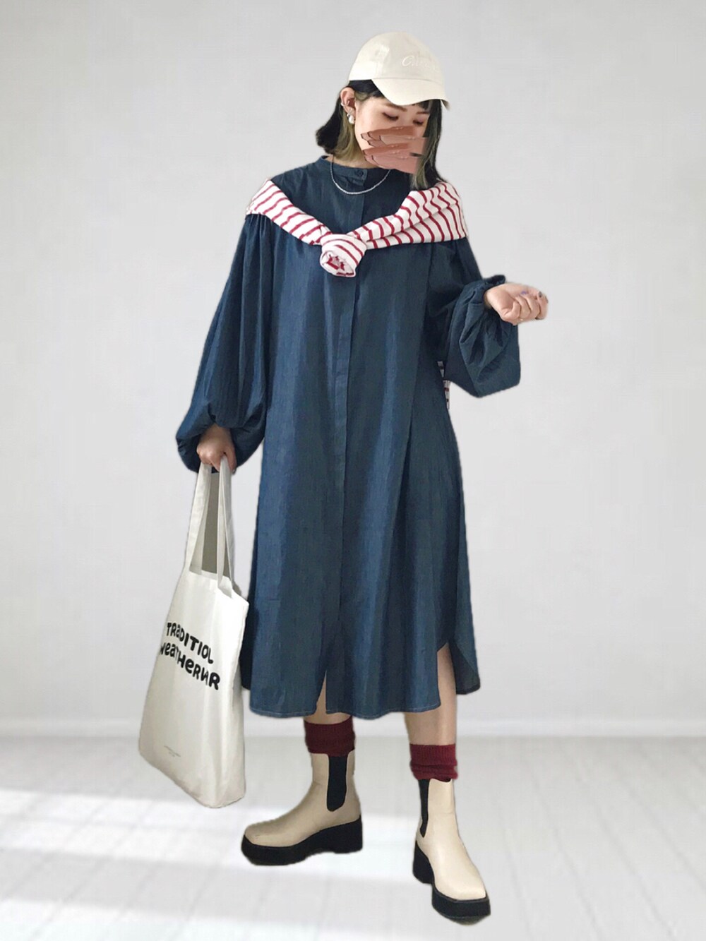 ブルー系のワンピース、ホワイト系のTシャツ/カットソー、ホワイト系のトートバッグを着用したレディースの春コーディネートの2枚目の写真