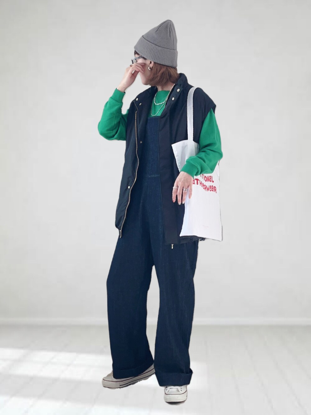 「LEE、春服デビュー宣言、春服みてみて、春コーデ、ベスト、コンバース、トートバッグ、ビビッドカラー、プチプラ、春アウター、ストリート、休日スタイル、サロペット、オバオル倶楽部、オーバーオール」|「Leeの【さらっと着れる】Lee/リー リラックスサロペット(サロペット/オーバーオール、ブルー系)」を使った、UMiSatoさん(レディース・163cm)の春コーディネートの3枚目の写真