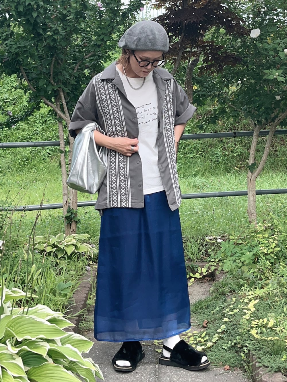 グレー系のシャツ/ブラウス、ホワイト系のTシャツ/カットソー、ブルー系のスカートを着用したレディースの秋コーディネートの2枚目の写真